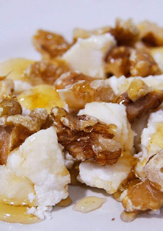 Una foto de Ricotta casera con nueces y miel