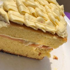 A picture of Creamy vanilla cake.
