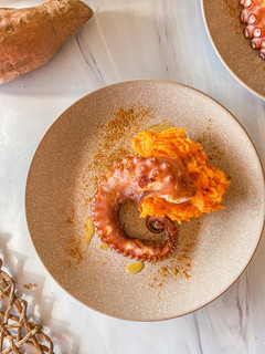 Una foto de Pulpo con puré de boniato exprés