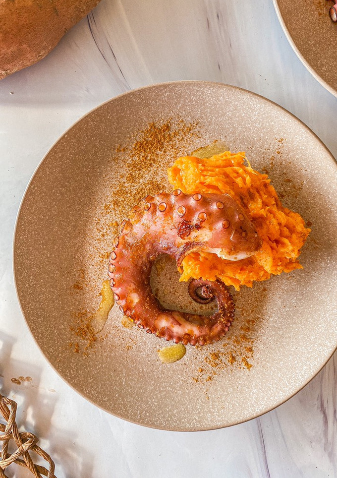Una foto de Pulpo con puré de boniato exprés