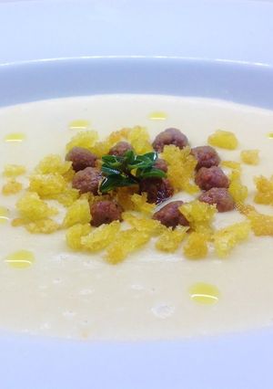 Foto di Vellutata di cannellini con palline di salsiccia e mollica tostata