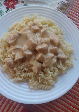 Mézes- mustáros tejszínes csirke tésztával recept fotója