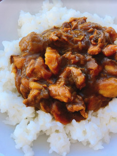 Una foto de Curry japonés de pollo con calabaza y shiitake