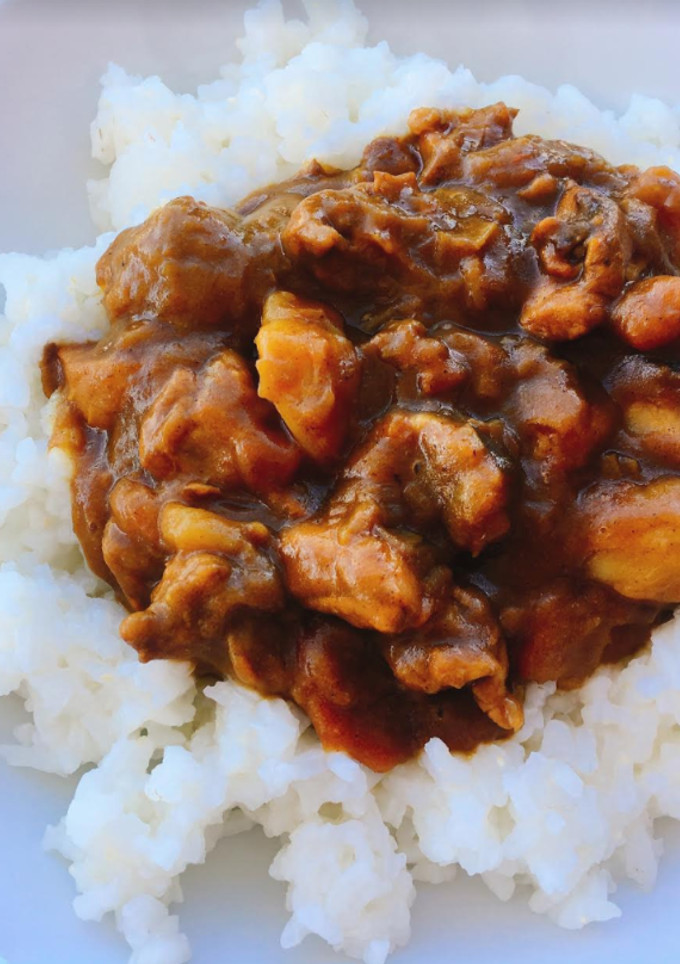 Una foto de Curry japonés de pollo con calabaza y shiitake