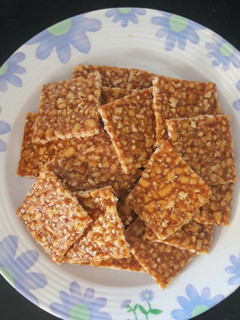 શીંગ ની ચીકી (Shing Chikki Recipe In Gujarati) રેસીપી મુખ્ય ફોટો