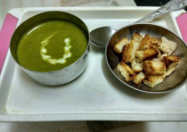 Palak (spinach) soup with croutons