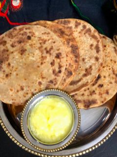 तिळगुळपोळी (til gul poli recipe in marathi) रेसिपी चे मुख्य फोटो