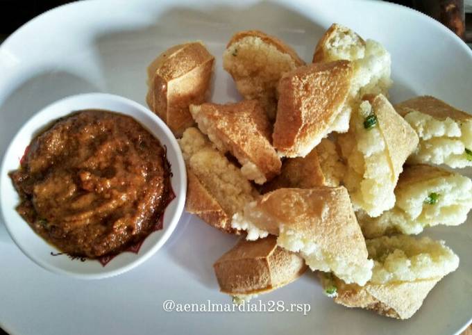 Batagor Kering Saus Pecel