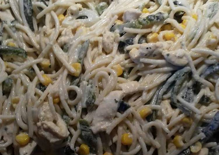 Spaguetti con pollo y rajas 😊