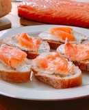 Toast Bánh Mì Quét Phô Mai Tỏi Và Cá Hồi Xông Khói