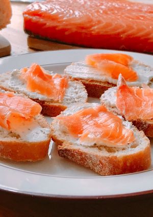 Hình của món Toast Bánh Mì Quét Phô Mai Tỏi Và Cá Hồi Xông Khói.