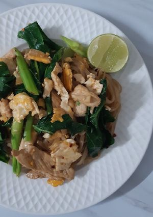 A picture of Stir-Fried Rice Noodles with Black Soy Sauce (Pad See Ew).