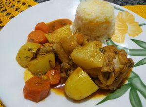 Foto de Frango cozido com batata e cenoura