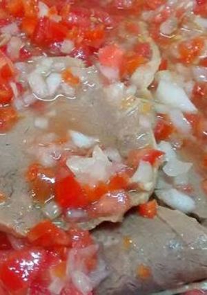 Una foto de Peceto con salsa criolla