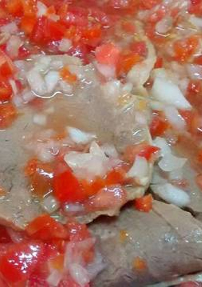 Una foto de Peceto con salsa criolla
