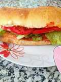 Bocadillo vegetal de pollo rebozado con queso de cabra