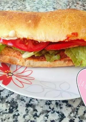 Una foto de Bocadillo vegetal de pollo rebozado con queso de cabra