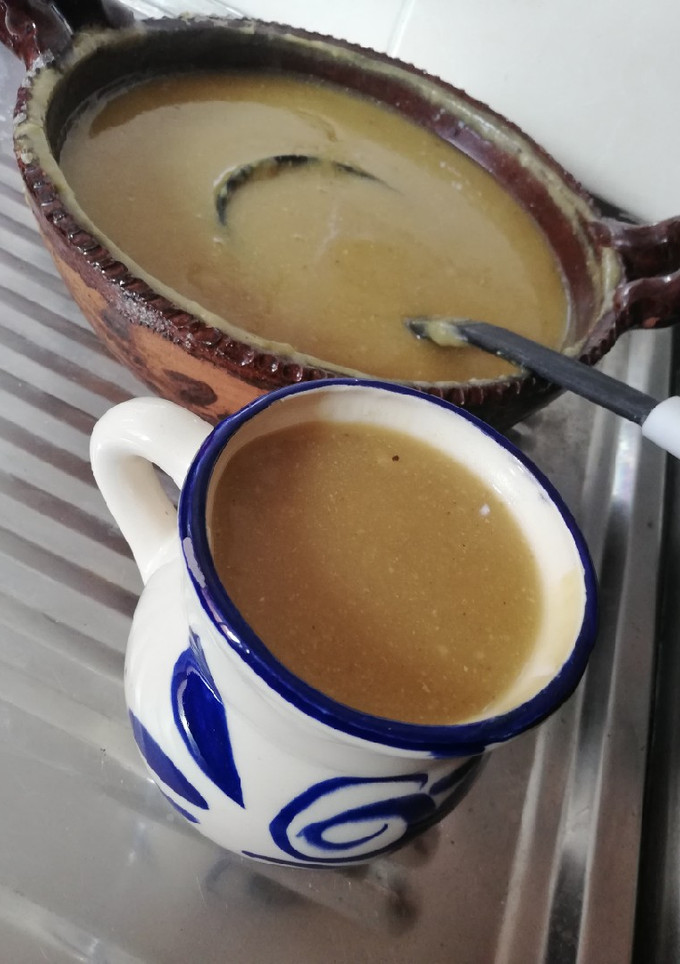 Una foto de Atole de masa con piloncillo