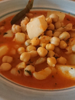 Una foto de Guiso de garbanzos con sepia