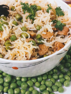 मटर बिरयानी पुलाव (Matar Biryani Pulao Recipe In Marathi) रेसिपी चे मुख्य फोटो