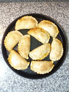 Una foto de Empanadas de carne cortada a cuchillo 🥟