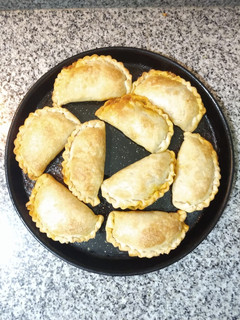 Una foto de Empanadas de carne cortada a cuchillo 🥟
