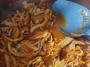 Una foto de pollo naranja achiote