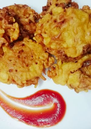 A picture of Maggie and Corn Ke Pakode.