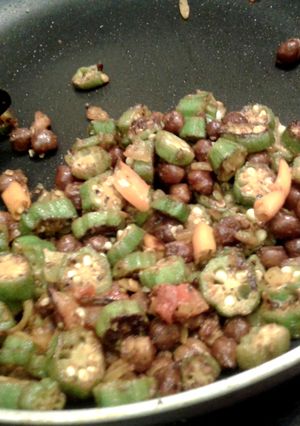 A picture of Quick Ladyfinger chickpea stirfry.