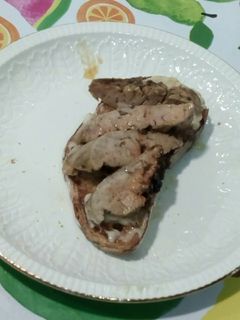 Una foto de Tostada con hígado de rape y allioli