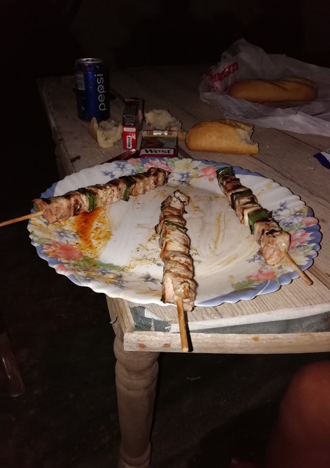 Una foto de Brochetas de pollo con pimiento verde