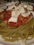 Linguini de espinaca con salsa de atún