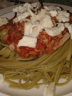 Una foto de Linguini de espinaca con salsa de atún