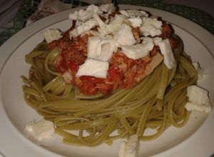 Una foto de Linguini de espinaca con salsa de atún