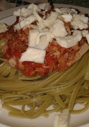 Una foto de Linguini de espinaca con salsa de atún