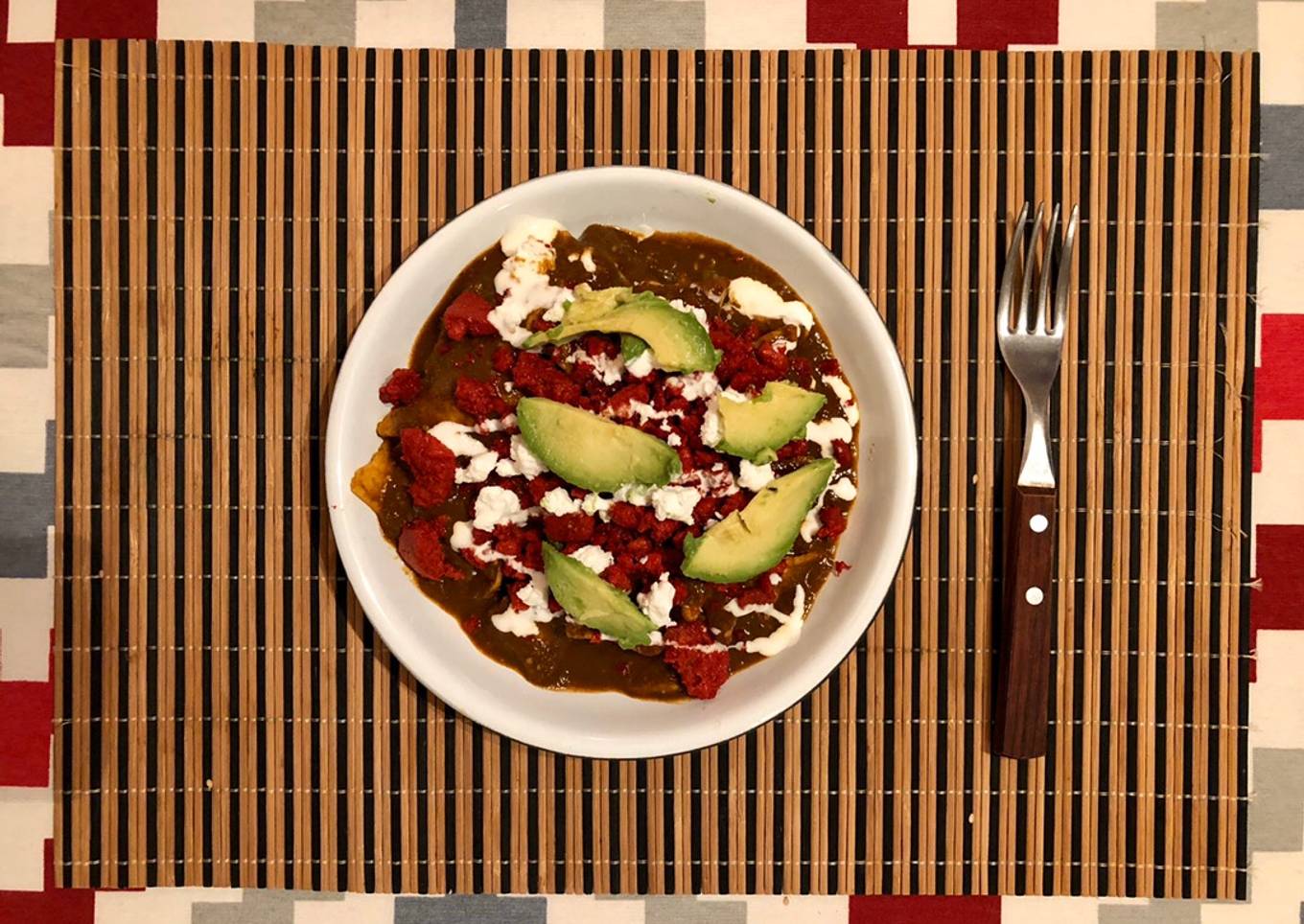 Chilaquiles de pasilla mole con chorizo