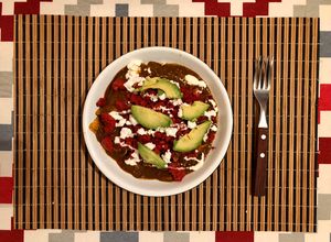Una foto de Chilaquiles de pasilla mole con chorizo