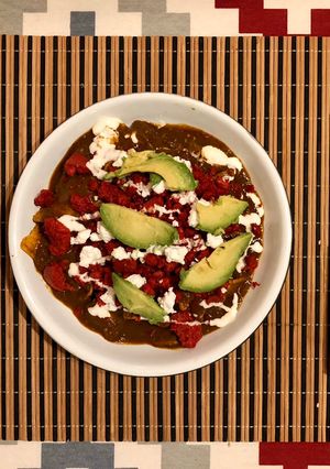 Una foto de Chilaquiles de pasilla mole con chorizo