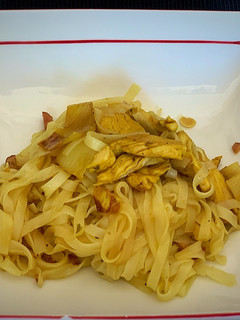 Una foto de Noodles con pollo especiado