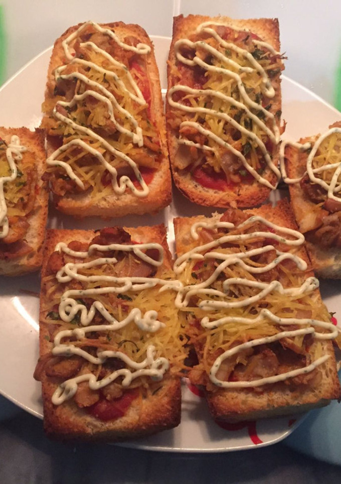 Una foto de Paninis de kebab con salsa alioli
