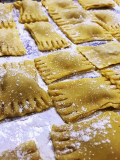 Una foto de Raviolis caseros de pollo y albahaca 🌿