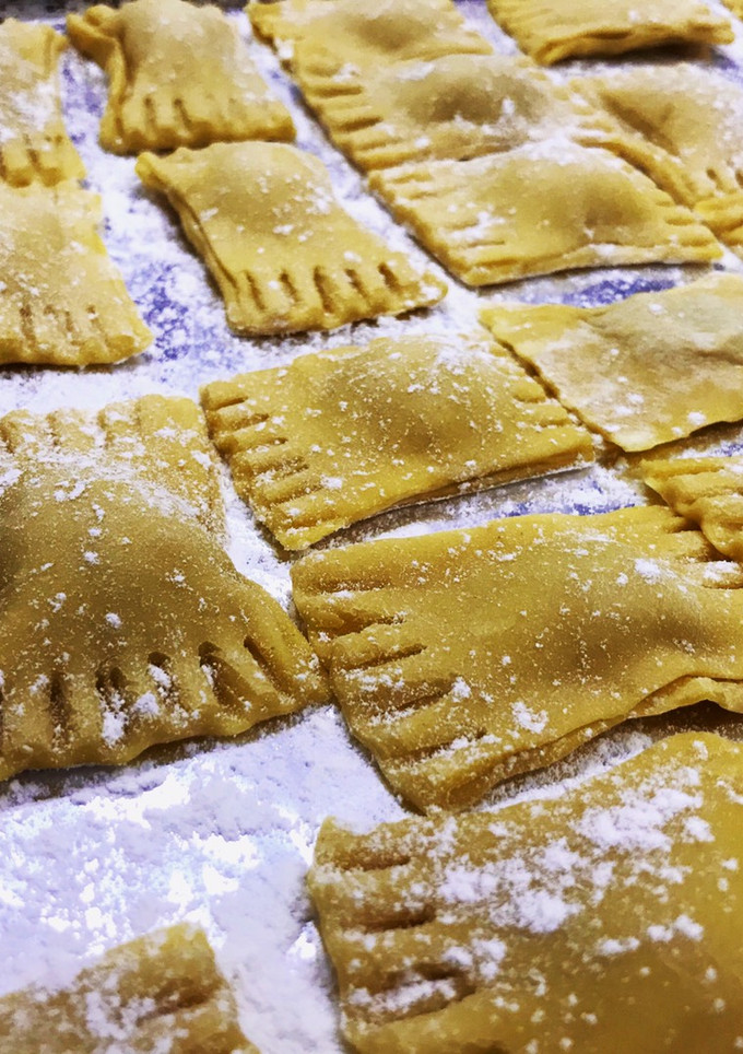 Una foto de Raviolis caseros de pollo y albahaca 🌿