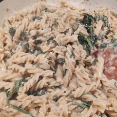 A picture of One-pot Creamy spinach and tuna pasta.