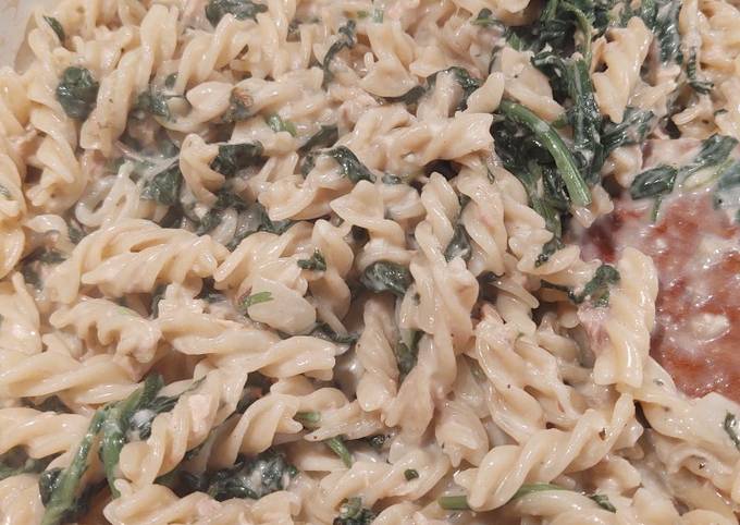 Simple Way to Make Quick One-pot Creamy spinach and tuna pasta