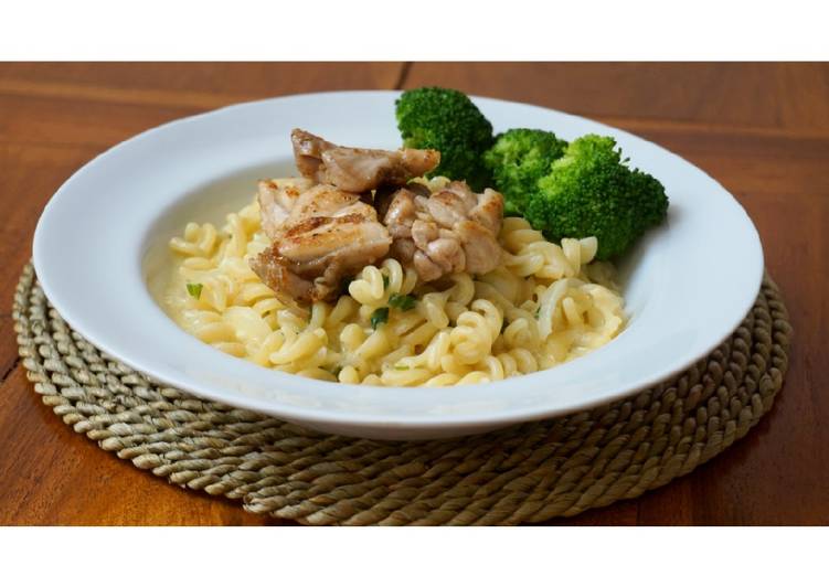 Creamy macaroni pasta with chicken baked