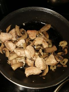 Una foto de Solomillo de pavo con champiñones y ajo