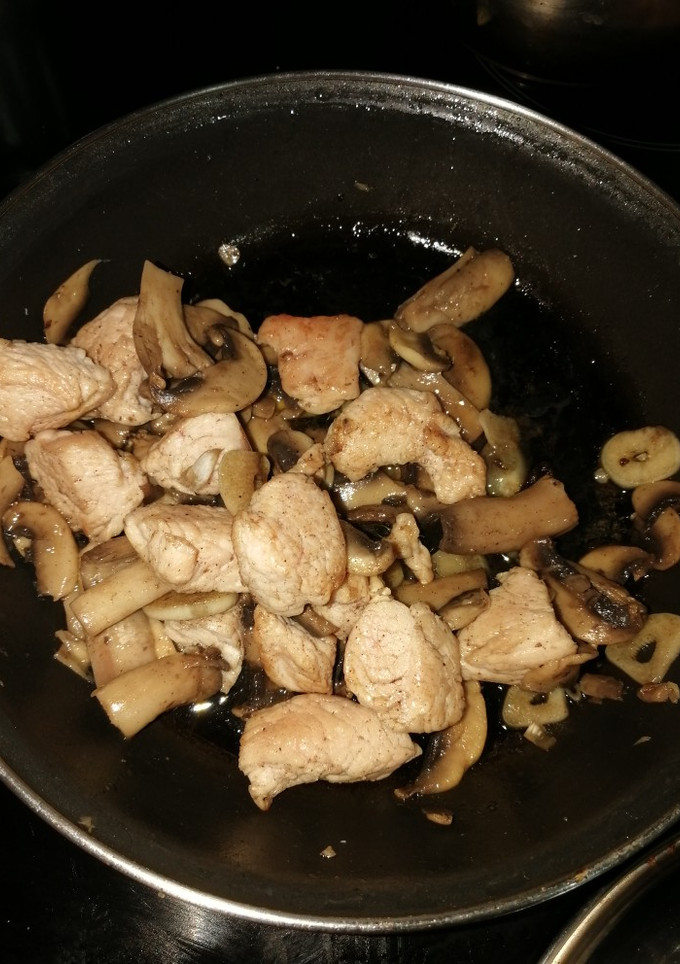 Una foto de Solomillo de pavo con champiñones y ajo
