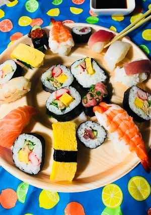 Una foto de Japanese sushi uramaki, nigiri!!