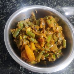 A picture of French bean with potatoes.