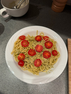 Una foto de Spaghettis de pesto y tomates cherry